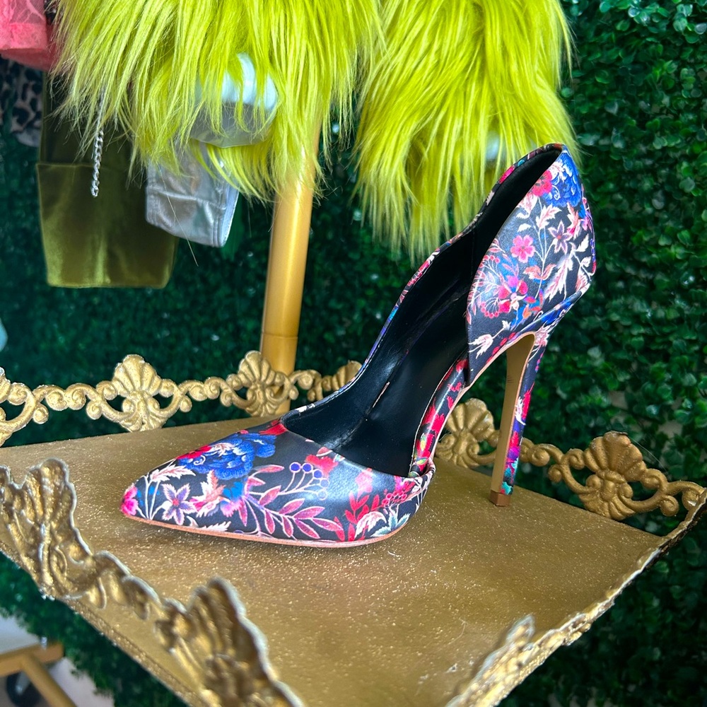 Worn only once Bebe floral size 7 high heel. Contours the foot perfectly.